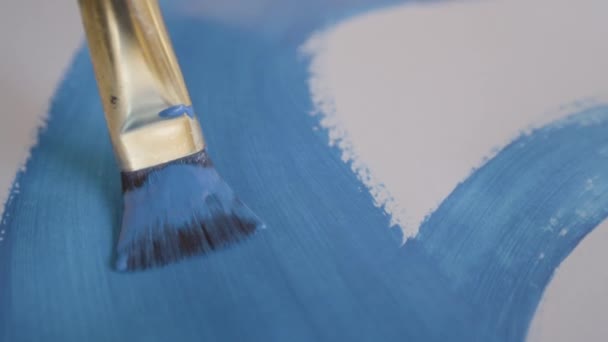 CLOSE UP, DOF: Künstler zerrt seinen Pinsel über eine leere Papiertafel. — Stockvideo