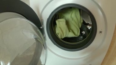 POV: Çamaşır makinesini kirli çamaşır ve kıyafetlerle yükleyen ilk kişi