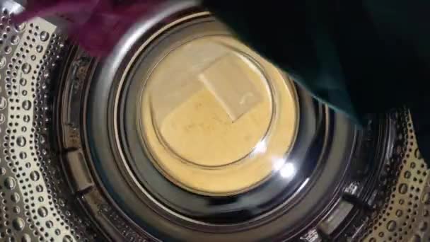 POV: Im Inneren einer Trommel aus Metall, die sich beim Trocknen der gewaschenen Unterwäsche dreht. — Stockvideo