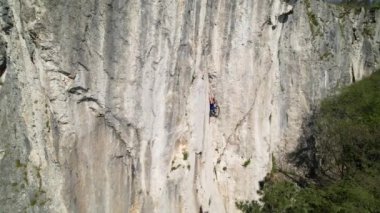 Tırmanmayı öğrenirken tutunacak yer arayan bir dağcının insansız hava aracı görüntüsü.
