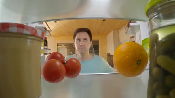 Jong mannetje op dieet is verrast om tiramisu in zijn koelkast te zien.. — Stockvideo