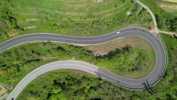 ARRIBA: Coches y motos circulan por la pintoresca carretera de conmutación de Eslovenia — Vídeo de stock