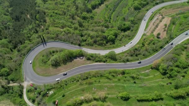 AERIAL TOP DOWN: Turisté na výletě projíždějí ostrým hřebenem. — Stock video