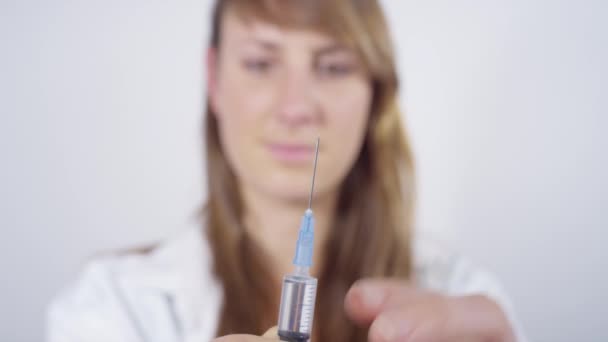 CHIUDI: L'infermiera spreme il vaccino da una siringa mentre prepara un altro colpo. — Video Stock