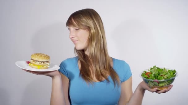 PORTRAIT Vit kvinna erbjuder en sallad till kameran efter att ha valt hälsosam middag — Stockvideo