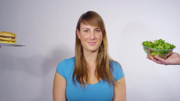 PORTRAIT Mujer sonriente sostiene ensaladera después de decidir qué comer para la cena — Vídeo de stock