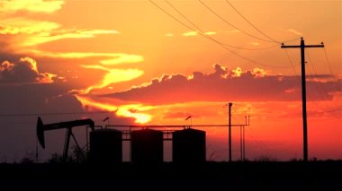 Teksas 'taki bir tarladan ham petrol çıkaran bir pompa krikosunun sahne çekimi..