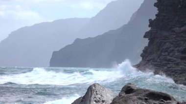 Okyanus suyu, Kauai 'nin huzurlu kayalık kıyı şeridini aşar..