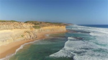 Güneşli bir yaz gününde, on iki havarinin sahili boyunca uçmak..