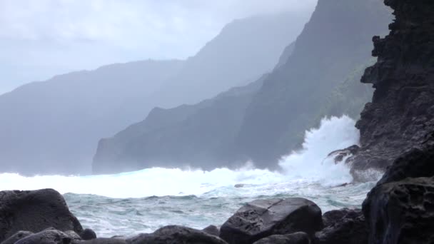 SLOW MOTION: Czarny brzeg zostaje spryskany wodą oceaniczną, gdy fale uderzają w skały — Wideo stockowe