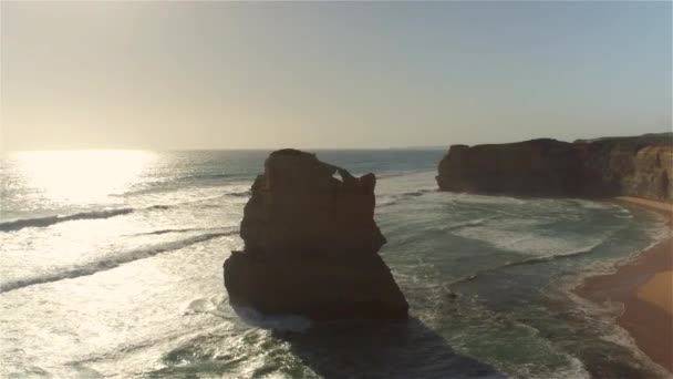 Złoty wieczorny blask słońca oświetla klify na wybrzeżu Australii. — Wideo stockowe