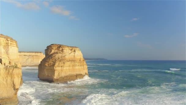 AERIAL: Volando a lo largo de la orilla de los 12 Apóstoles en un soleado día de verano en Australia. — Vídeo de stock