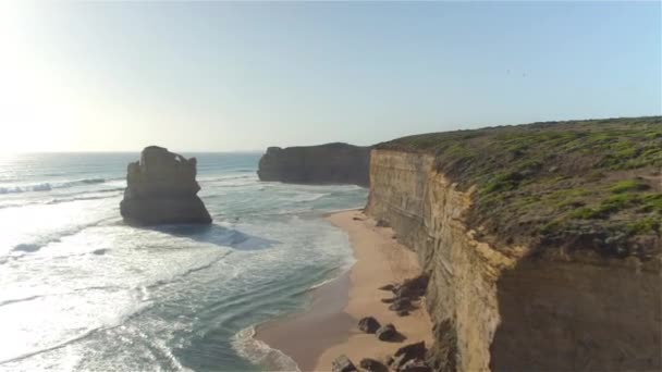 DRONE : Plan pittoresque de falaises calcaires et de promontoires sur une côte accidentée — Video