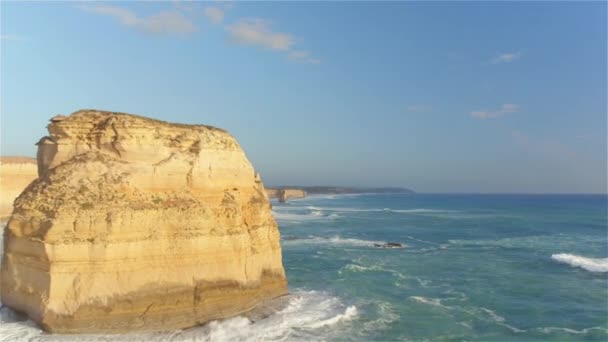 AÉRIAL : Point de vue de drone sur les formations calcaires de la côte de Victoria — Video