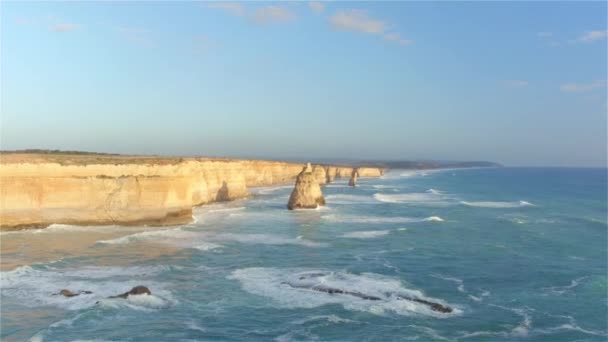 DRONE: Volando sobre formaciones de piedra caliza dispersas a lo largo de la costa de Australia — Vídeos de Stock