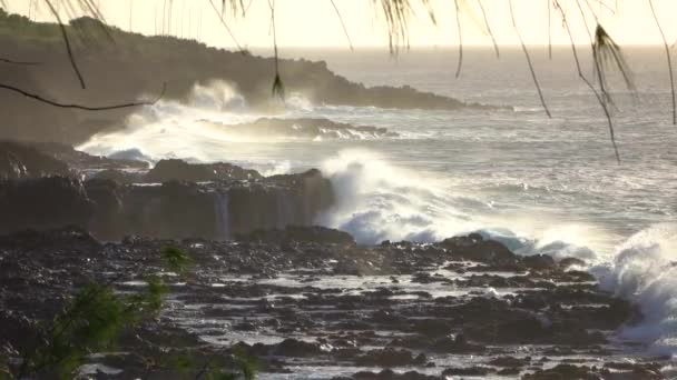 MOCIÓN LENTA: Espectacular toma del océano irrumpiendo en la costa rocosa. — Vídeo de stock