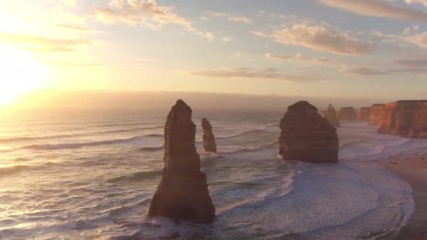 AERIAL: Espectacular punto de vista del dron de la famosa playa de los 12 Apóstoles en Australia — Vídeos de Stock