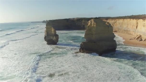 AERIAL: Золотой солнечный свет освещает скалы и мысы в Австралии. — стоковое видео