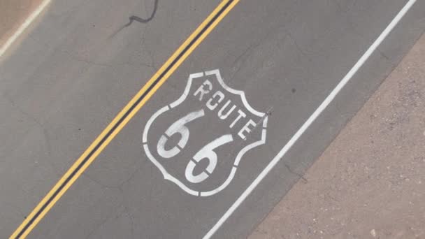 TOP DOWN : Plan panoramique d'une voiture empruntant la célèbre Route 66 en Californie. — Video