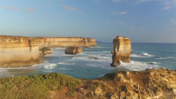 AERIAL: Drone view of a spectacular limestone coastline in Australia. — 图库视频影像