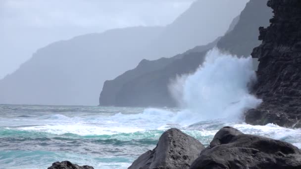 SLOW MOTION: Ozeanwasser stürzt in Vulkangestein und spritzt über Ufer. — Stockvideo