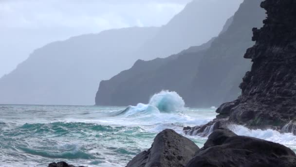 SLOW MOTION: Spektakuläre Aufnahme von Wellen, die in die felsige Küste von Hawaii stürzen. — Stockvideo