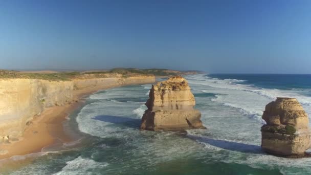 DRONE : Vue aérienne des falaises longeant la côte reculée de l'Australie. — Video