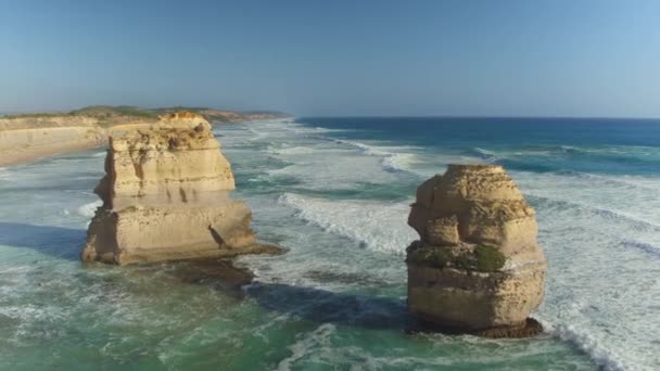 AÉRIAL : Vue panoramique des célèbres formations calcaires des Douze Apôtres. — Video