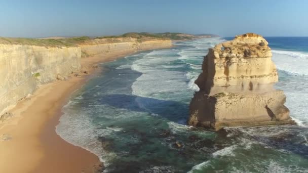 DRONE: Impresionante vista de la escarpada costa vacía de 12 Apóstoles en Australia. — Vídeos de Stock