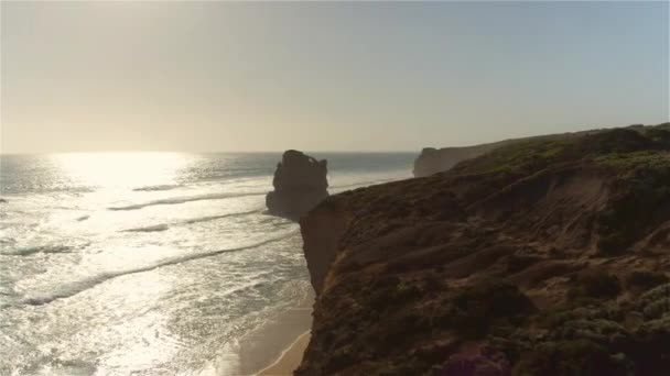 ДРОНІ: безпілотний вид на знаменитий пляж 12 апостолів у сонячний літній вечір.. — стокове відео