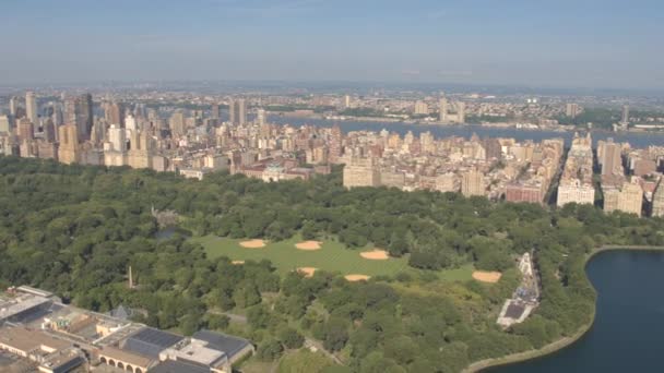 AERIAL: Scenic heli shot of a famous lush green park in downtown Manhattan. — Video Stock