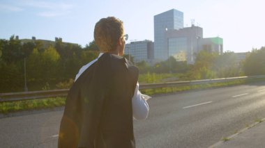 Tanımlanamayan adam terfi aldıktan sonra evine yürüyerek dönüyor..