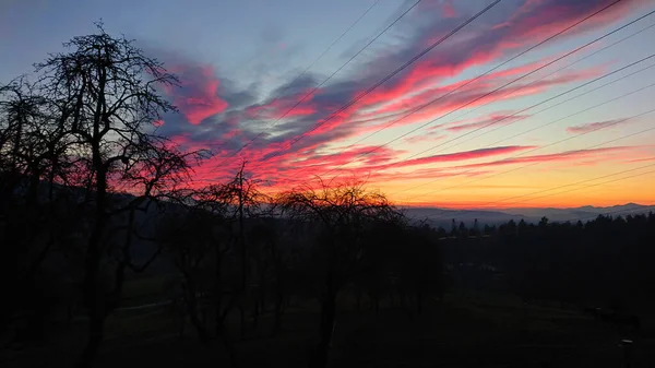 Splendido cielo colorato sera illumina delicatamente la tranquilla campagna sottostante. — Foto Stock