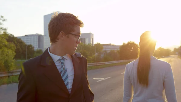 SUN FLARE: Man looking at his phone stops and stares at gorgeous businesswoman — Stok fotoğraf