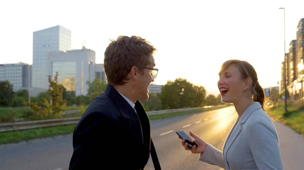 CLOSE UP: Бізнес-леді і чоловік сміються після удару один в одного на вулиці . — стокове фото