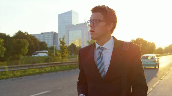 LENS FLARE: Anxious businessman looking around the city after getting bad news. — Stock Photo, Image