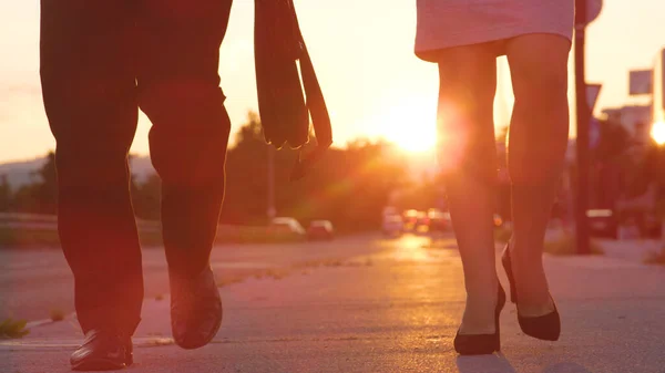 CHIUSURA: Scatto cinematografico di giovani colleghi in giacca e cravatta che camminano per andare al lavoro all'alba — Foto Stock