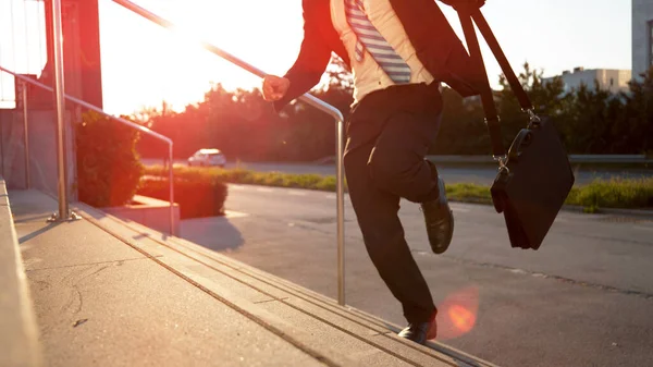 CLOSE UP: Молодий бізнесмен запізнився на важливу зустріч в сонячний ранок . — стокове фото