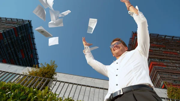 CLOSE UP: Excited businessman celebrates finishing his important work project. — Stock Photo, Image