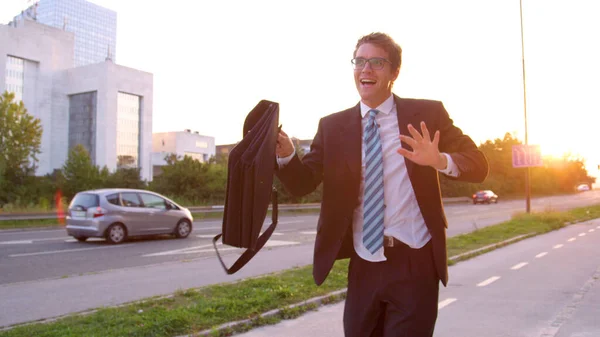 SUN FLARE: Excited yuppie dancing down the sunlit street after getting promoted. — Stock Photo, Image