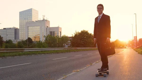 ДРУГИЙ підприємець під час заходу сонця кидається на скейтборд. — стокове фото