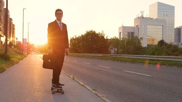 Крутый спортивный бизнесмен возвращается домой с работы на своем скейтборде.. — стокове фото