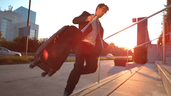 LENS FLARE: Zakelijke professional haasten naar de luchthaven voor zijn avondvlucht — Stockfoto