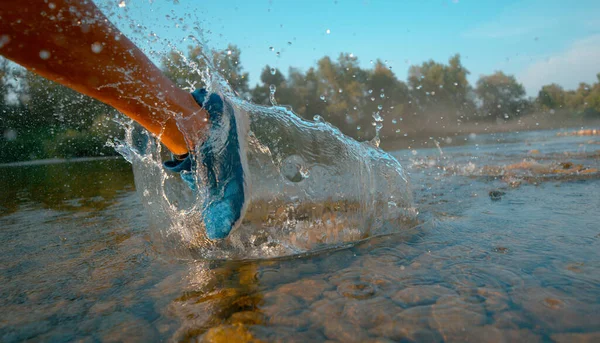 NAGY ANGLE: felismerhetetlen ember fut a folyóban, és fröccsenő frissítő víz. — Stock Fotó