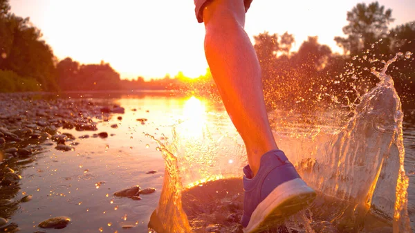 SUPER SLOW MOTION: Unrecognizable athletic man jogging in the tranquil stream. — ストック写真