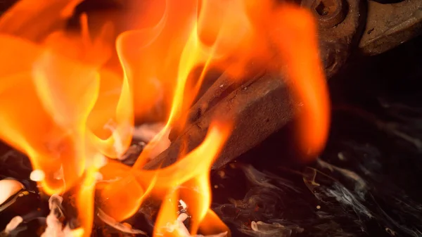 MACRO, DOF: Brandend lemmet wordt rond de hete olie geslingerd tijdens warmtebehandeling — Stockfoto