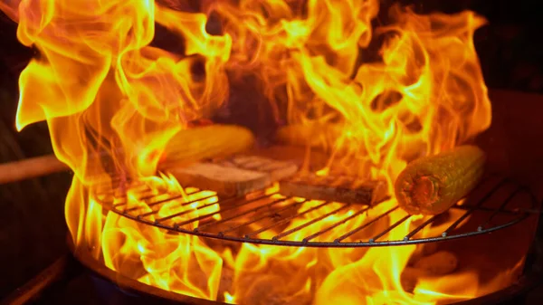 MACRO, DOF : Galettes végétariennes saines et rôtissage du maïs sur le barbecue chaud. — Photo