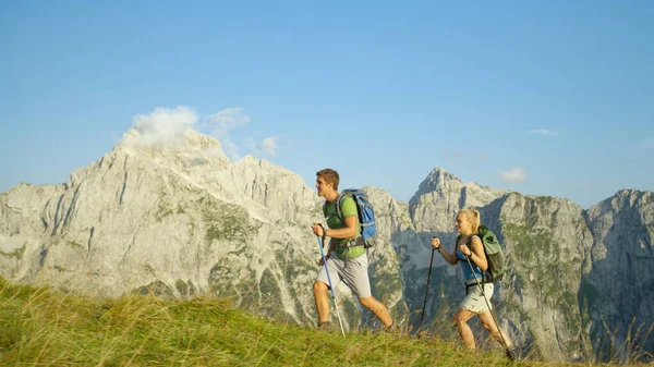 在穿越朱利安阿尔卑斯山的过程中，这对快乐的远足夫妇正在欣赏风景. — 图库照片