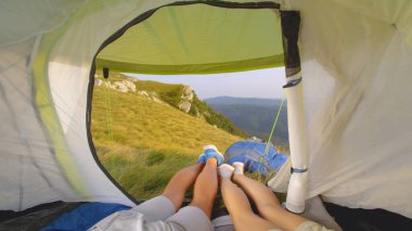 Yakından: Tanınmayan yürüyüşçüler Alplerdeki çadırlarında uzanır..