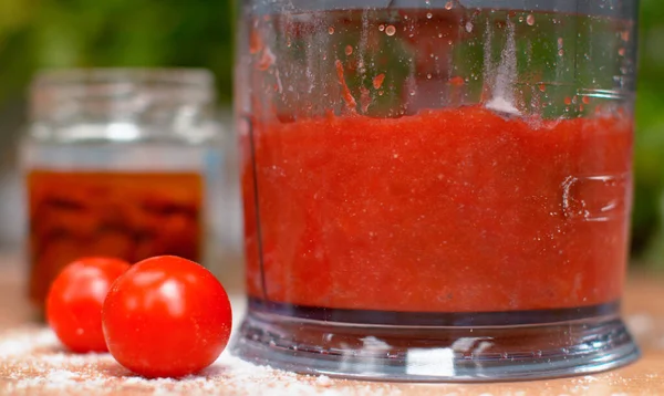 MACRO: Delicioso molho de marinara está sendo misturado com sal de rocha dentro de um liquidificador. — Fotografia de Stock